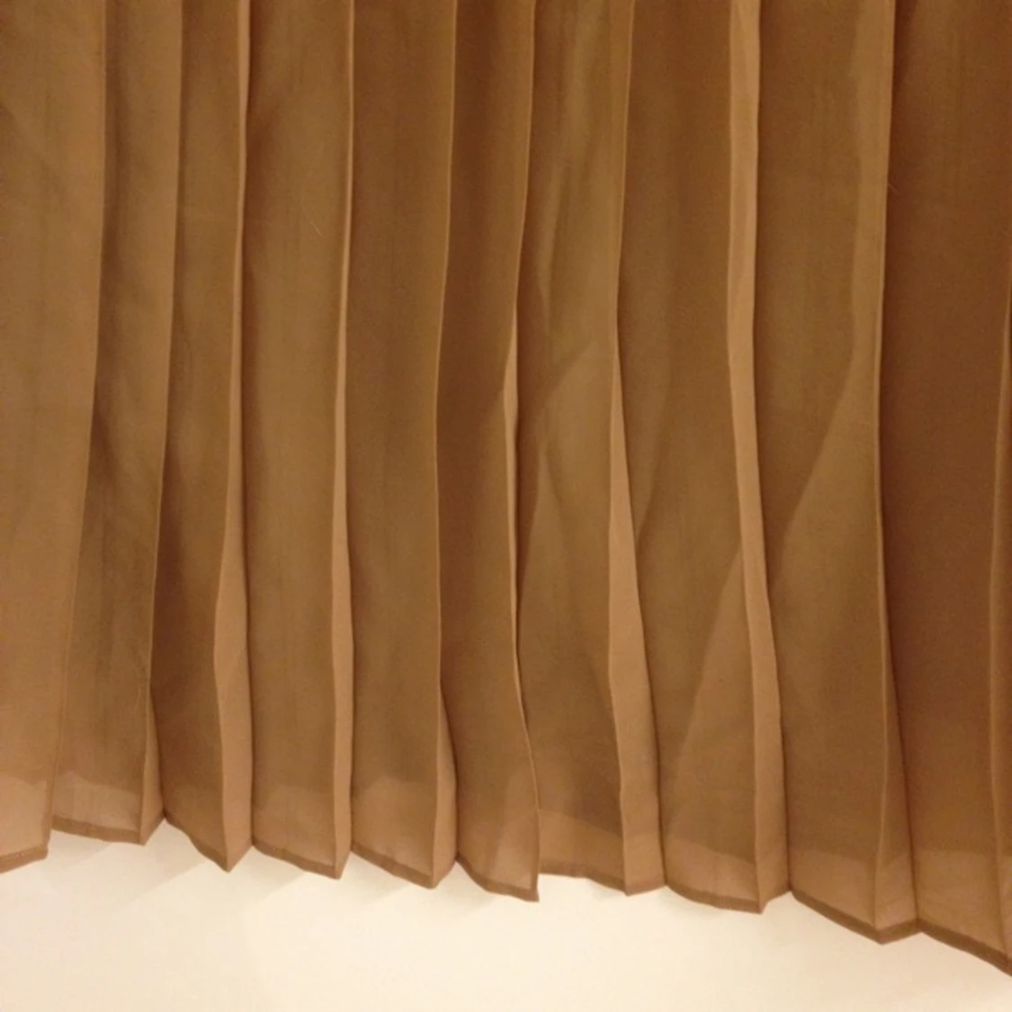 Långkjol i volangtyg mild guldfärgad/brun med snyggt mönster i midjan.  - 1425923423