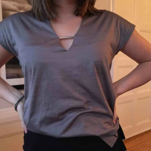  - Snygg och skön top med metalldetalj från Zara. Frakt är inte inkluderat i priset.