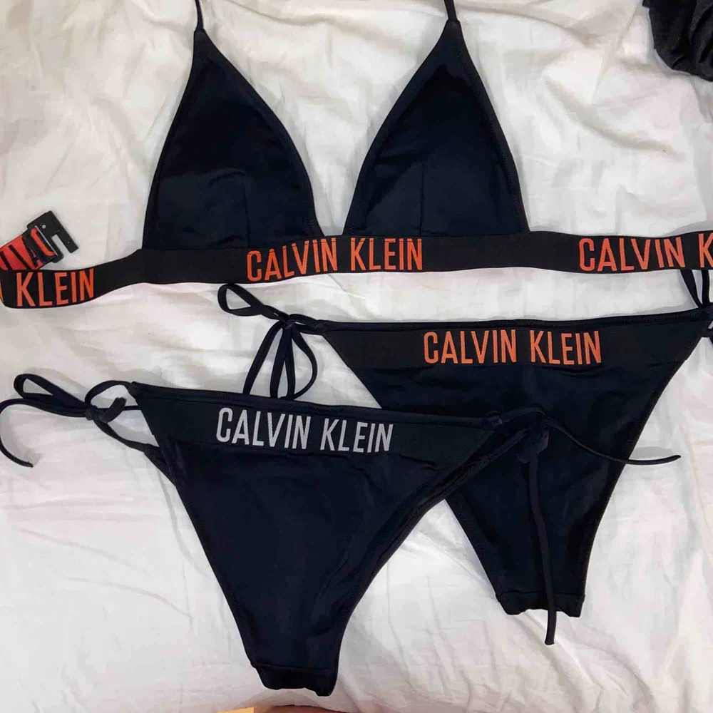 Nya bikinidelar från Calvin Klein. Allt går att justera och kan därför passa s och m! 100kr/delen eller 250 för alla tre!. Övrigt.
