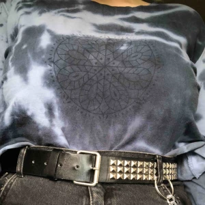  - Långärmad tröja som är avklippt! Storleken känns lite mindre än 42-44 så mer 38