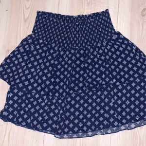  - Jättefin volangkjol från H&M i fint skick. Är storlek 38 men skulle säga att den passar xs/s. Frakt tillkommer på 33kr.