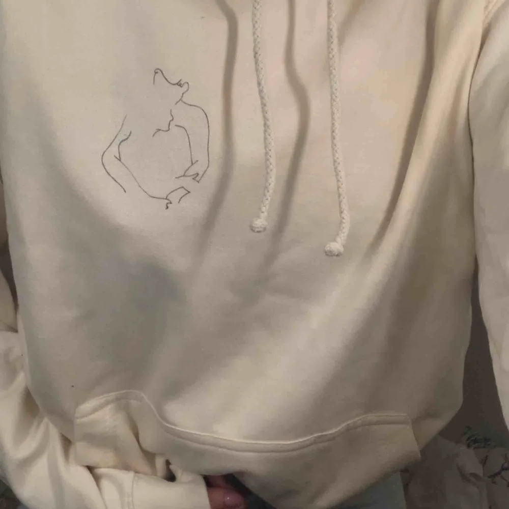 Säljer en sviiin snygg egendesignad hoodie från mitt UF-företag 😁🥰  349kr (+ 105kr frakt) . Hoodies.
