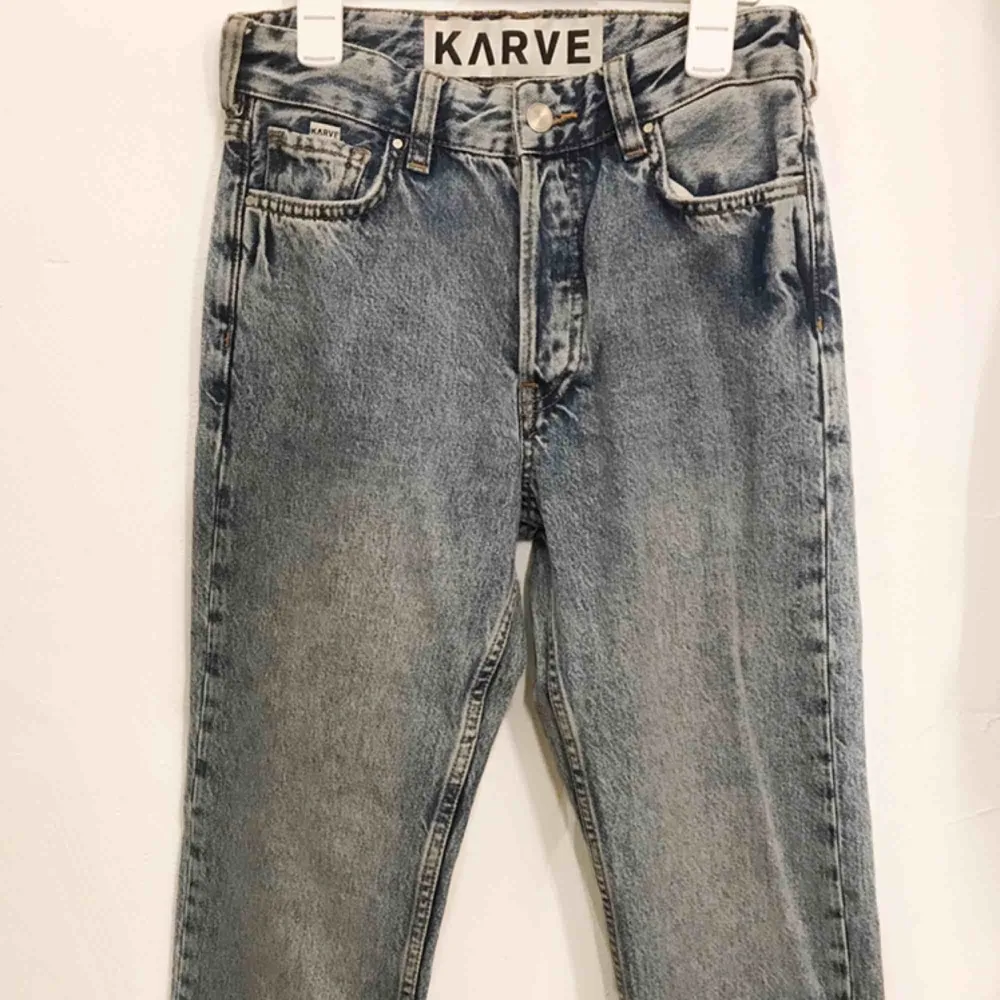 Så snygga straight jeans från KARVE men köpta på carlings. Säljs då dom tyvärr är för små för mig. Väldigt bra skick :) . Jeans & Byxor.
