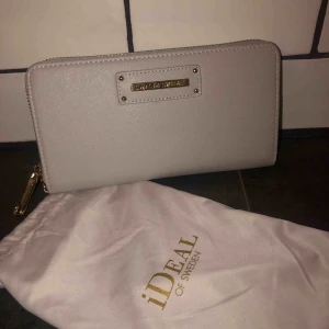  - HELT NY plånbok från idealofsweden. Endast uppackad. Nypris är 700kr.  Jag vill ha 150kr