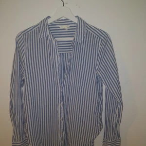  - Blårandig skjorta från hm, använd några gånger men i gott skick, köparen står för frakt 💞🤙