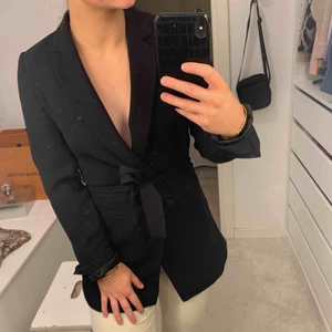  - Säljer denna superfina blazer från H&M. Det är storlek 40 men är liten i storlek.  Köpt för 500kr Köparen står för frakt , annars mötas upp i Eskilstuna 