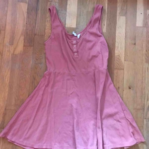  - Rosa ribbad klänning. Stretchig. Knapparna går ej att öppna.  Betala gärna med swish. Samfraktar om du vill köpa någon annan vara. 45 kr frakt.