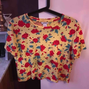  - Kort T-shirt från Monki. Knappt använd. Betala gärna med swish. Frakt blir 35 kr. Kan samfrakta om du köper flera varor av mig!