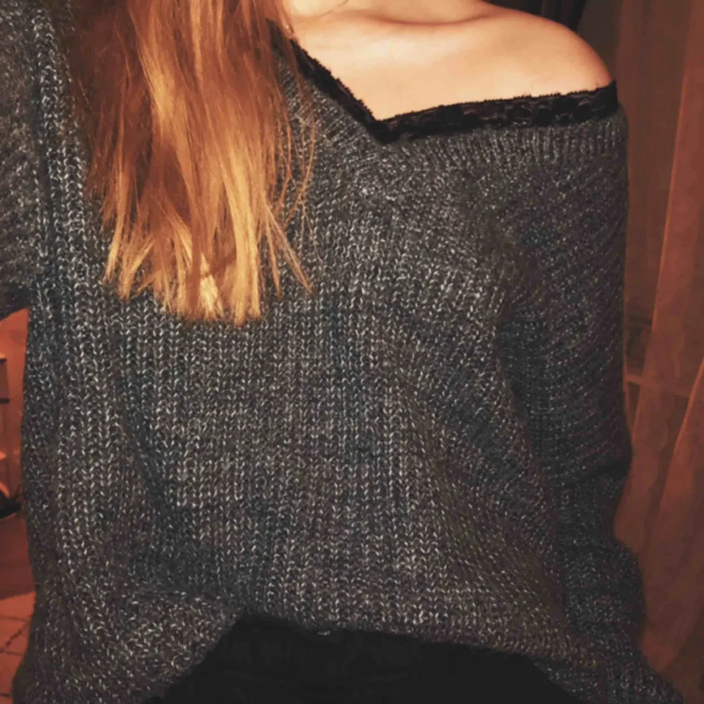 ✨Detta är en grå stickad tröja ifrån Vila clothing och är i storleken L men passar jätte bra på mig som är S, den har små svarta spetts detaljer på framsidan✨. Stickat.