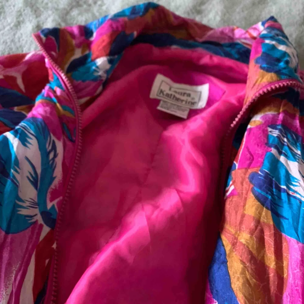 Mestadels rosa ”blommig” tröja/jacka. Köpt för ett halvår sen men aldrig använd. Small eller medium borde funka. 🌸🎽🌸🎽🌸🎽🌸🎽🌸🎽🌸🎽🌸🎽🌸🎽🌸🎽🌸. Hoodies.