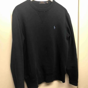  - Ralph Lauren tröja strl M Skick 8/10  Säljes på grund av att den är för liten för mig 