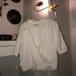  - Intressekoll! Tröja från Urban outfitters, linnetyg och köpt för ungefär 400:-, använd väldigt sällan💓