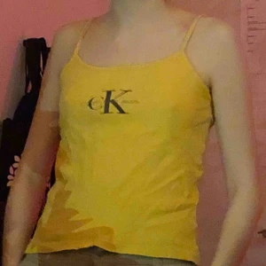  - Jättefint gult linne från Calvin Klein! 