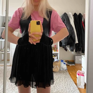  - Slutsåld förklädesklänning från zara. Endast använd en gån. Strl M men passar en S! 🥰