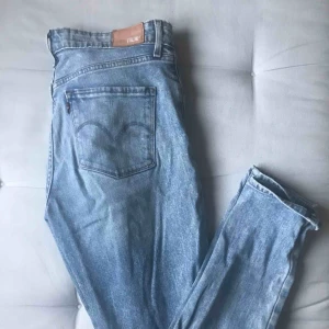  - Stentvättade Levis med hög midja. Köparen står för frakt.