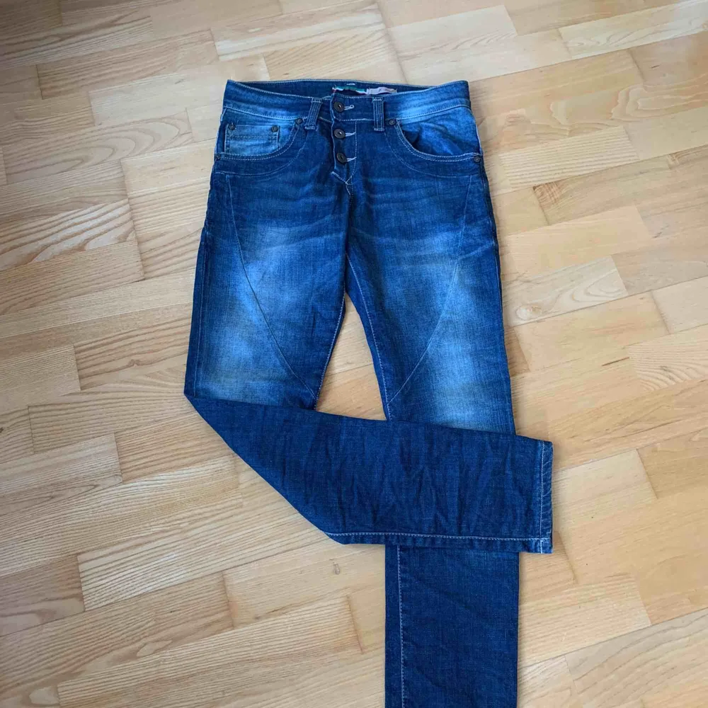 Please Vintage Glam jeans i bra skick Storlek: XS / X Small Model: P82DBQ2B  Kan skickas mot frakt!. Jeans & Byxor.