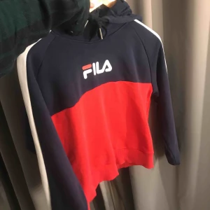  - Huvtröja från FILA! Fint skick! INKLUSIVE frakt