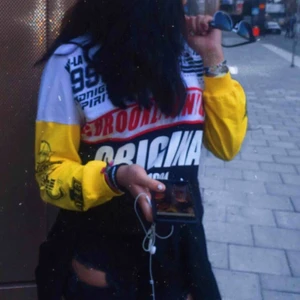 Racer inspirerad tröja - Säljer denna racer inspirerade tröjan i storleken XS, den är lite större i storleken. Fraktar ( frakt ingår ej i priset ) och möts upp, hör av er vid funderingar😈