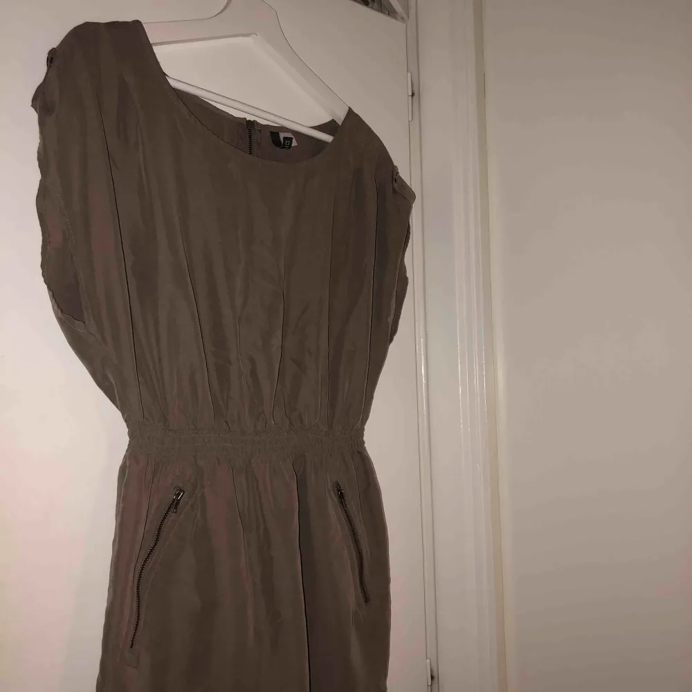 Beige/brun klänning från H&M i storlek 38 kan även passa 36. I gott skick. Klänningar.