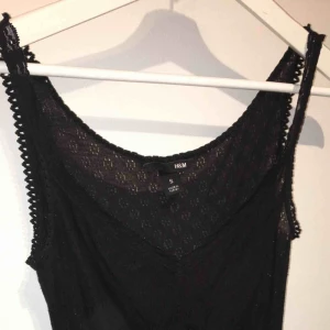  - Jätte mjukt linne från h&m. Lite håligt tyg och med super fina detaljer. Använd ca 2 gånger🌸