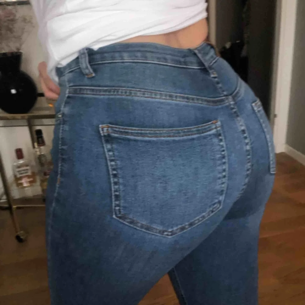 Jättesnygga och sköna stretchiga jeans från Nakd i storlek 36! Endast använda en gång 💓. Jeans & Byxor.