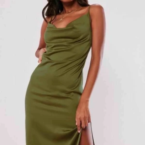  - Satin klänning från missguided, lätt stretch i den. Den va lite för liten runt höfterna på mig och kom aldrig till användning. Aldrig använd med prislapp kvar. Original pris runt 250-300kr💗