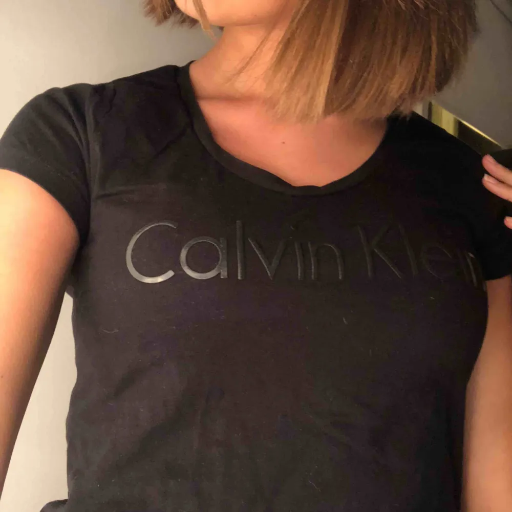 Snygg Calvin Klein T-shirt, strl L men skulle säga att det är en xs/s! . T-shirts.