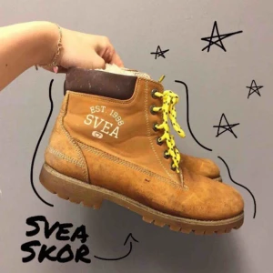  - Storlek 37, använt skick men har fortfarande en lång väg att gå. 69kr plus 90kr frakt.