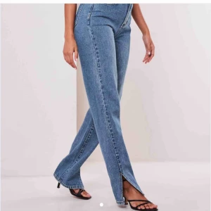  - Split jeans!! Supersnygga jeans med slits, ALDRIG ANVÄNDA. Kontakta för fler bilder🥰