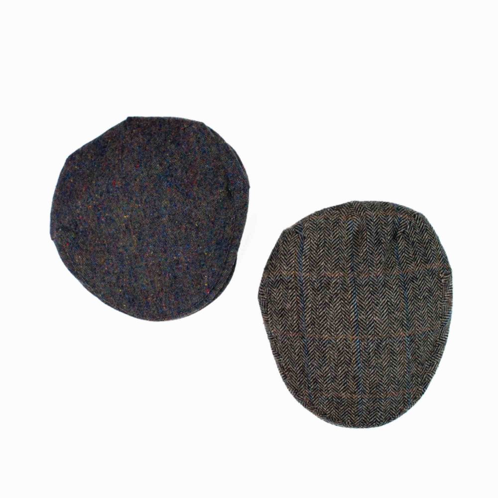 Set of two unisex vintage tweed flat caps 1. Donegal tweed, handwoven in Ireland for Kevin & Howlin, Dublin. Label: 59 2. Stetson, Label: 57 M Free shipping! Price is final! Read the full description at our website majorunit.com No returns  . Accessoarer.