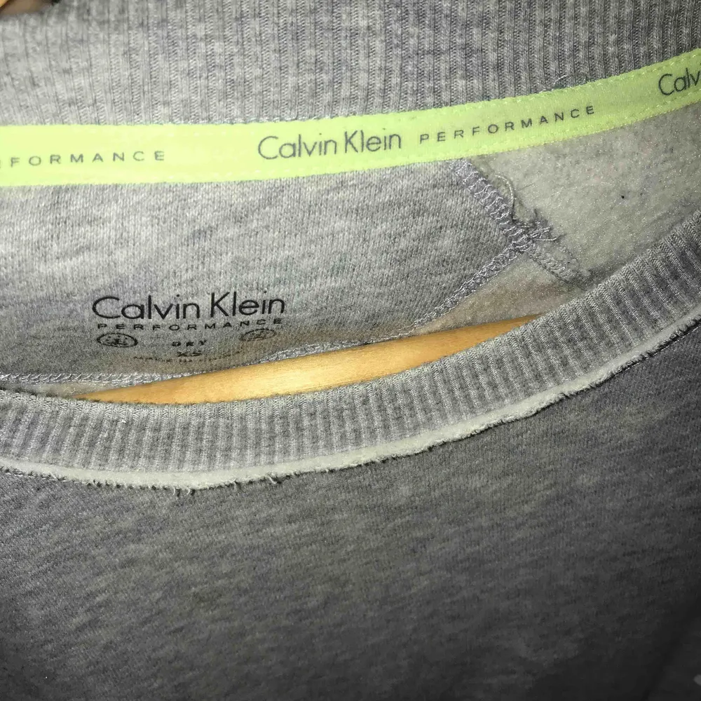 Helt ny ck hoodie med jätte mjukt material inuti som aldrig är använd, köpt i usa . Tröjor & Koftor.