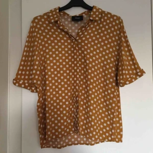  - Gul blus med prickar. Strl 34. Knappt använd. 📬 Frakt 54 kr