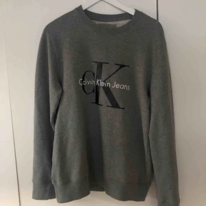  - Calvin Klein tröja strl M Skick 9/10 Säljes på grund av den är för liten för mig 