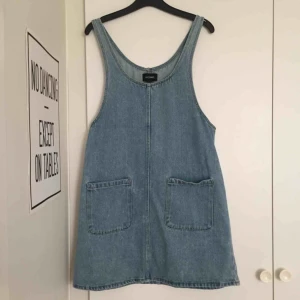 Klänning - Jeansklänning från Monki. 📬 Frakt 63 kr