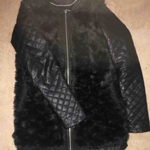  - Jävligt snygg jacka med päls framtill och läder armar . Passar en S eller M . 