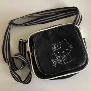  - Hello Kitty X Ed hardy! 180kr + 40kr frakt