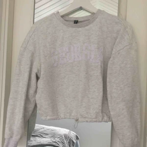  - Snygg croppad hoodie! Går att justera i midjan. 