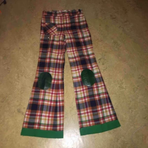  - Sååå snygga brallor från 70-talet Med utställda ben snygga detaljer och hög midja. Möts upp i Stockholm eller frakt på 110