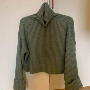  - Snygg polo stickad tröja från ginatricot, endast använd 2 gånger, (Kort i modellen). Skriv för mer bilder! 