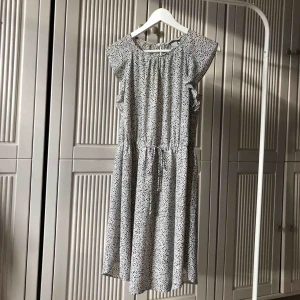  - Jätte söt sommarklänning, ganska mycket använd men ser ut som ny! 