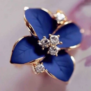  - SÄLJES I PAR VACKRA EMALJERADE STRÅLADE BLÅKLOCKOR ETT PAR ÖRHÄNGEN MED KRISTALLER.Se bilderna.BJUDER PÅ PORTOT & EN GULDIG TYG ETUIET 