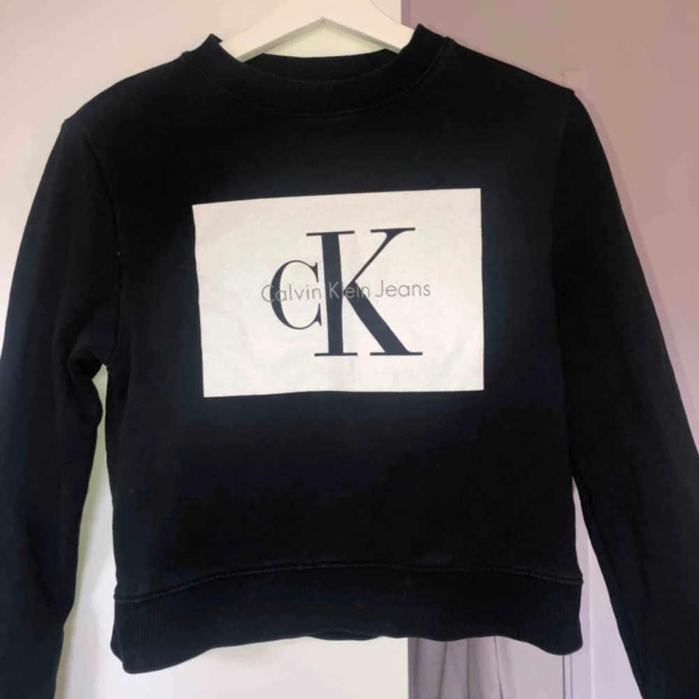 Säljer denna croppade Calvin Klein sweatshirt. Köpte den för 550 online och säljer nu för 190. Den är fortfarande i super kvalité. Säljer dessutom läderjackan på första bilden! . Tröjor & Koftor.