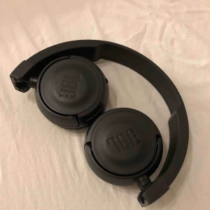  - Svarta trådlösa jbl hörlurar i modellen JBL T450BT. Fungerar felfritt och är i fint skick, den är trådlösa så fungerar med bluetooth 