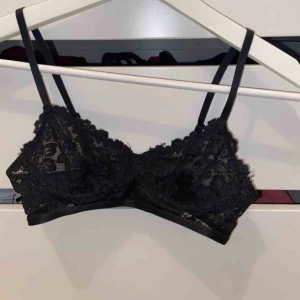  - Säljer denhär fina spets bh-n från NAKD, aldrig använd pga den är för liten för mig. Justerbara band, köparen står för frakt:)