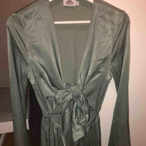  - Jättefin grön playsuit från Andrea Hedenstedts kollektion tillsammans med NA-KD, tyvärr aldrig använd. Storlek 36. Något mörkare än bild från hemsidan. 