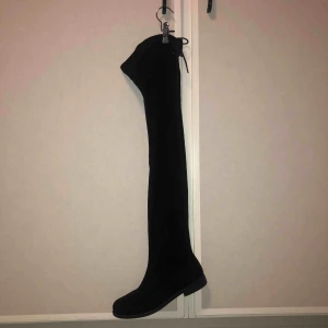  - Over the knee boots med knytning baktill. Använd 2 ggr, säljer pga inte min stil. Köpta för 599kr på Nelly. Köpare står för frakten 