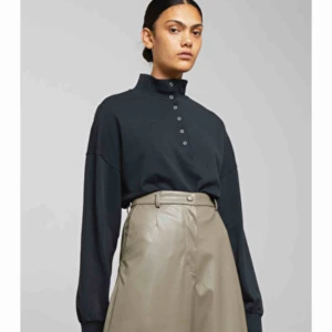  - Estelle sweatshirt i blått från Weekday storlek s, använd fåtal gånger i fint skick. Kan skicka mot fraktkostnad 