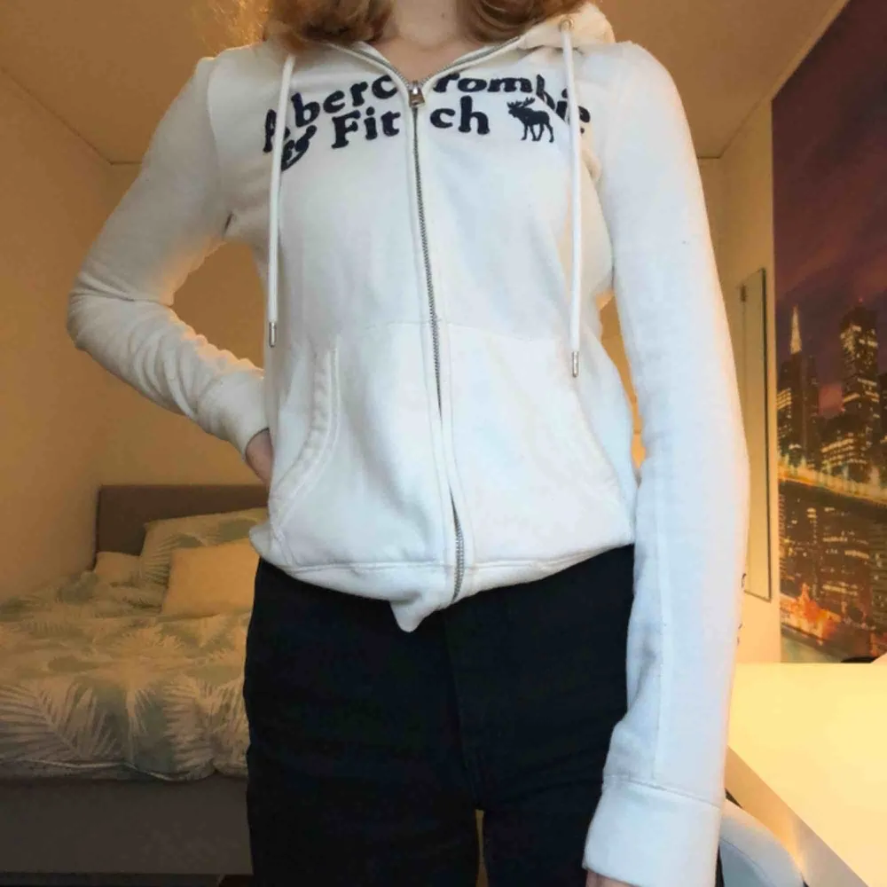 Hoodie med dragkedja och luva från Abercrombie&Fitch. Köpt i New York för tre år sen. Står New York på vänster arm. Marinblå text. Hoodies.