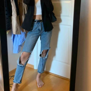  - Slitna jeans, sitter sjuktsnyggt på. Passar 34-36. Frakt tillkommer:)