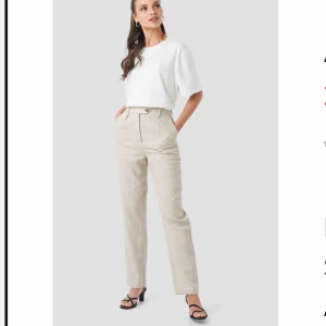  - Beige-aktiga linnebyxor från nakd. Inte stretchiga. Aldrig använda endast provade. Köparen står för frakten